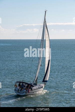 grand yacht à voile océanique sous pleine voile rapproché sur un virement portuaire en cours dans le solent, au royaume-uni Banque D'Images