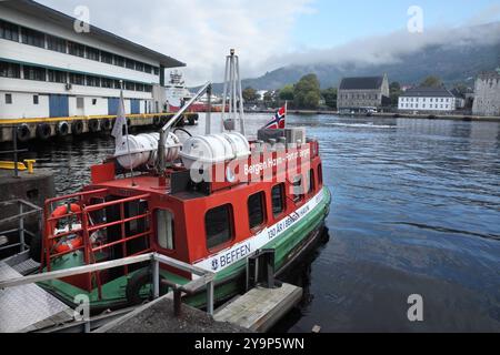 Le ferry électrique Beffen qui traverse le port de Bergen, en Norvège. Banque D'Images