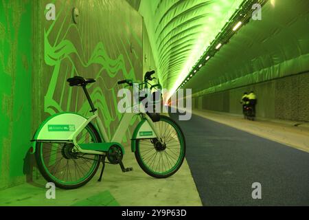 Bergen vélo de ville dans le tunnel cyclable de Fyllingsdalen de 3 km de long, Bergen, Norvège, le plus long tunnel cycliste / piéton construit à cet effet au monde. Banque D'Images