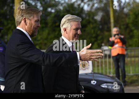 Le roi néerlandais Willem-Alexander et le roi Philippe - Filip de Belgique photographiés lors de l'inauguration de la nouvelle écluse de Terneuzen, à Terneuzen, aux pays-Bas. Cette structure titanesque fait partie d'un plus grand complexe d'écluses reliant la ville de Gand à Zeeland et à la mer du Nord. De taille similaire à celle des écluses du canal de Panama, la nouvelle écluse de Terneuzen contribuera à faire face à l'augmentation du transport fluvial et maritime dans la région portuaire de la mer du Nord - les ports fusionnés de Vlissingen, Terneuzen et Gand - tout en facilitant la fluidité du trafic en réduisant les temps d'attente. BELGA PHOTO DIRK WAEM Banque D'Images