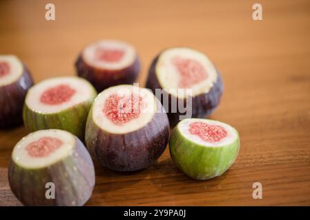 Plusieurs figues vertes et violettes sur une surface en bois Banque D'Images