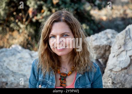 Portrait d'une belle femme aux yeux bleus contre des pierres Banque D'Images
