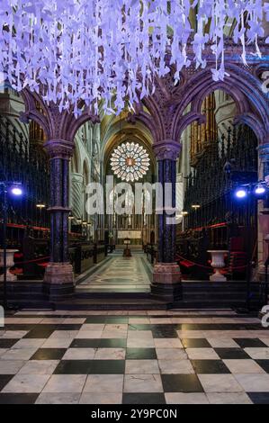 The Choir - Quire et High Alter de la cathédrale de Durham avec le fond de l'œuvre d'art Peace Doves, comté de Durham, Angleterre Banque D'Images