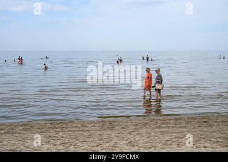 Jurmala, Lettonie- 23 juillet 2024 : les gens se baignent dans le golfe de Riga de la mer Baltique dans la ville de Jurmala. Jurmala, Lettonie- 23 juillet 2024 : les gens se détendent sur le Banque D'Images