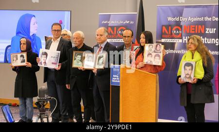 Berlin, Allemagne. 10 octobre 2024. Les familles des victimes iraniennes ont montré des photos de leurs proches tués par le régime iranien lors de la conférence de Berlin marquant la Journée mondiale contre la peine de mort. Une conférence a eu lieu à Berlin pour marquer la Journée mondiale contre la peine de mort le 10 octobre 2024, attirant l'attention sur la vague croissante d'exécutions en Iran. Intitulé 'Iran : fin des exécutions, appel à la responsabilité pour les atrocités', l'événement a réuni des orateurs distingués. Crédit : SOPA images Limited/Alamy Live News Banque D'Images