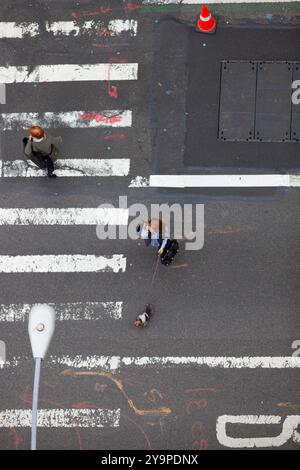 Les passants traversent la rue d'en haut regardant vers le bas Banque D'Images