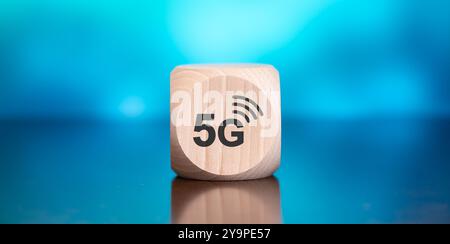 Bloc en bois avec symbole de concept 5g sur fond bleu Banque D'Images