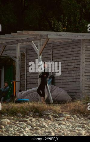 Les kite surfeurs masculins se détendent à la station entre les séances d'entraînement. Banque D'Images