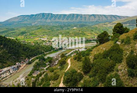 Une vue du quartier Gorica de Berat en Albanie prise depuis le château de Berat. La rivière Osum passe le village de Velabisht avec la chaîne de montagnes Shpirag Banque D'Images