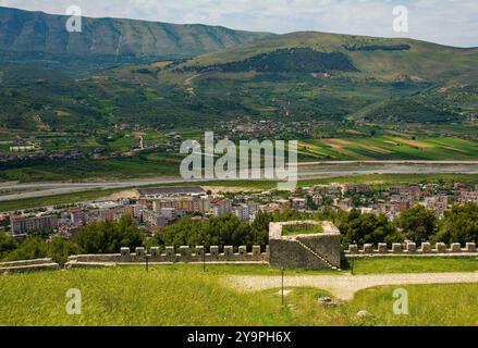 Une vue du paysage depuis le château de Berat, Albanie. La rivière Osum passe entre le village de Velabisht et la chaîne de montagnes de Shpirag en arrière-plan Banque D'Images