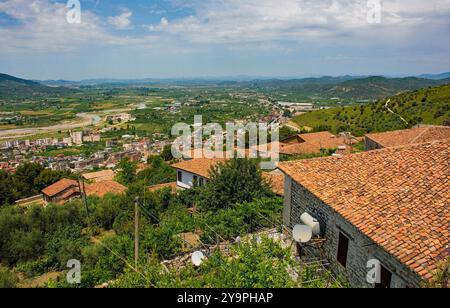 Une vue du quartier Gorica de Berat en Albanie prise depuis le château de Berat. Berat est classée au patrimoine mondial de l'UNESCO et est célèbre pour ses maisons ottomanes Banque D'Images