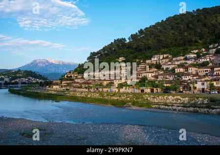 Le quartier historique Gorica de Berat en Albanie, sur la rive droite de la rivière Osum. Berat est classée au patrimoine mondial de l'UNESCO et est célèbre pour ses maisons ottomanes Banque D'Images