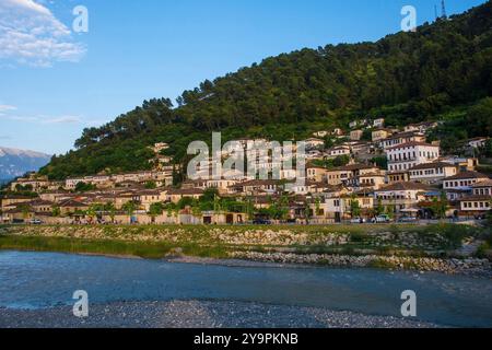 Le quartier historique Gorica de Berat en Albanie, sur la rive droite de la rivière Osum. Berat est classée au patrimoine mondial de l'UNESCO et est célèbre pour ses maisons ottomanes Banque D'Images