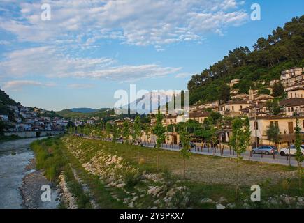 Le quartier historique Gorica de Berat en Albanie, sur la rive droite de la rivière Osum. Berat est classée au patrimoine mondial de l'UNESCO et est célèbre pour ses maisons ottomanes Banque D'Images