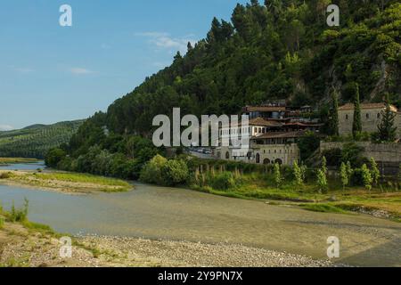 Partie du quartier historique Gorica de Berat en Albanie, sur la rive droite de la rivière Osum. Berat est classée au patrimoine mondial de l'UNESCO, célèbre pour ses maisons ottomanes Banque D'Images