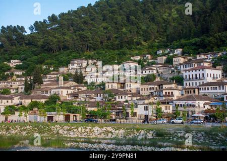 Le quartier historique de Gorica à Berat en Albanie, vu du pont Gorica. Berat est classée au patrimoine mondial de l'UNESCO et est célèbre pour ses maisons ottomanes Banque D'Images