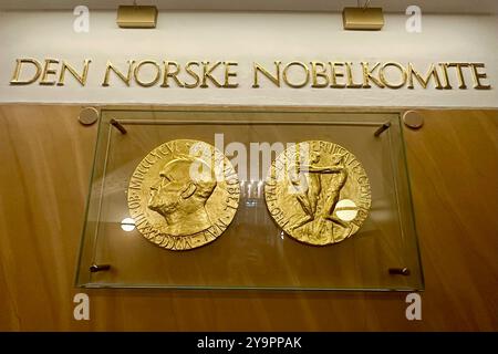Oslo, Norvège. 11 octobre 2024. Le recto et le verso de la médaille du prix Nobel de la paix sont exposés à l'Institut Nobel norvégien d'Oslo. C’est dans ce bâtiment que le lauréat du prix Nobel de la paix sera annoncé prochainement. Crédit : Steffen Trumpf/dpa/Alamy Live News Banque D'Images