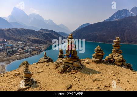 Montagnes de l'Himalaya magnifique paysage pittoresque sur le trek Everest base Camp. Randonnée à travers l'Himalaya au Népal parmi les sommets et les sommets enneigés de haute altitude Banque D'Images