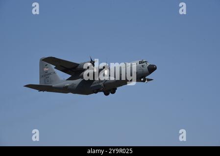 Un avion C-130H Hercules de l'US Air Force affecté à la 139th Airlift Wing Missouri Air National Guard effectue un touch and Go à Sioux City, Io Banque D'Images