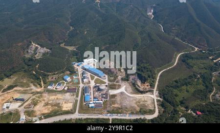 (241011) -- JIANGMEN, 11 octobre 2024 (Xinhua) -- une photo de drone aérien montre les installations au sol de l'Observatoire souterrain de neutrinos de Jiangmen (JUNO) à Jiangmen, dans la province du Guangdong du sud de la Chine, 10 octobre 2024. La Chine a construit le plus grand détecteur sphérique transparent du monde à 700 mètres sous terre pour capturer des neutrinos insaisissables, souvent surnommés « particules fantômes », afin de percer les secrets de l'infiniment petit et de l'infiniment vaste de l'univers. La sphère acrylique de 12 étages avec un diamètre de 35,4 mètres, enfouie profondément dans une couche de granit d'une colline à Kaiping, Jiangmen City in Banque D'Images