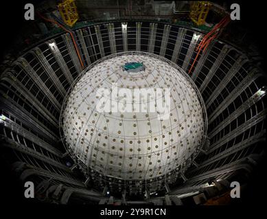 (241011) -- JIANGMEN, 11 octobre 2024 (Xinhua) -- cette photo piquée montre le détecteur central de l'Observatoire souterrain de neutrinos de Jiangmen (JUNO) en construction à Jiangmen, dans la province du Guangdong du sud de la Chine, 9 octobre 2024. La Chine a construit le plus grand détecteur sphérique transparent du monde à 700 mètres sous terre pour capturer des neutrinos insaisissables, souvent surnommés « particules fantômes », afin de percer les secrets de l'infiniment petit et de l'infiniment vaste de l'univers. La sphère acrylique de 12 étages avec un diamètre de 35,4 mètres, enfouie profondément dans une couche de granit d'une colline à Kaiping Banque D'Images