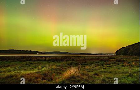 Arnside, Milnthorpe, Cumbria, Royaume-Uni aurores boréales au-dessus d'Arnside, Cumbria, Royaume-Uni. Crédit : John Eveson/Alamy Live News Banque D'Images