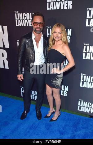 Chris Diamantopoulos und Becki Newton BEI der Premiere der 3. Staffel der Netflix Serie The Lincoln Lawyer in den Los Angeles Center Studios. Los Angeles, 10.10.2024 *** Chris Diamantopoulos et Becki Newton lors de la première saison de la série Netflix The Lincoln Lawyer au Los Angeles Center Studios Los Angeles, 10 10 2024 Foto:xD.xStarbuckx/xFuturexImagex Lawyer 4016 Banque D'Images