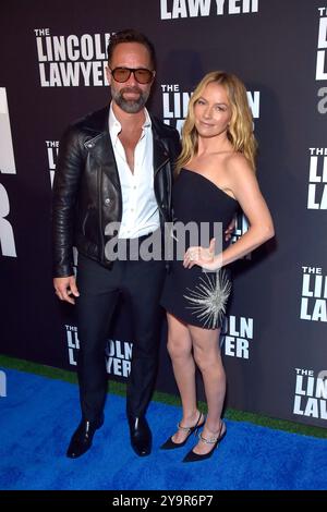 Chris Diamantopoulos und Becki Newton BEI der Premiere der 3. Staffel der Netflix Serie The Lincoln Lawyer in den Los Angeles Center Studios. Los Angeles, 10.10.2024 *** Chris Diamantopoulos et Becki Newton lors de la première saison de la série Netflix The Lincoln Lawyer au Los Angeles Center Studios Los Angeles, 10 10 2024 Foto:xD.xStarbuckx/xFuturexImagex Lawyer 4017 Banque D'Images