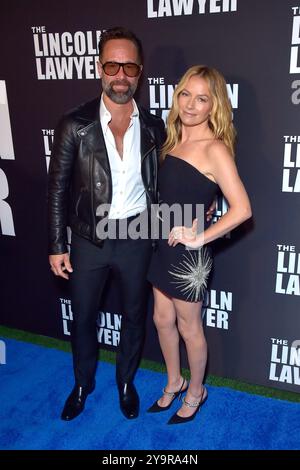 Chris Diamantopoulos und Becki Newton BEI der Premiere der 3. Staffel der Netflix Serie 'The Lincoln Lawyer' dans den Los Angeles Center Studios. Los Angeles, 10.10.2024 Banque D'Images