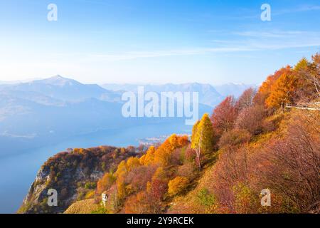 Vue pittoresque sur le lac de Côme depuis le belvédère de Parco Valentino en automne jour ensoleillé, Piani dei Resinelli, Ballabio, Province de Lecco, Lombardie, Banque D'Images