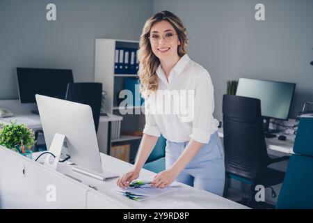 Photo de jeune femme attrayante hr sort documents CV porter formalwear confortable bureau moderne intérieur de la salle de table à l'intérieur de l'espace de travail Banque D'Images