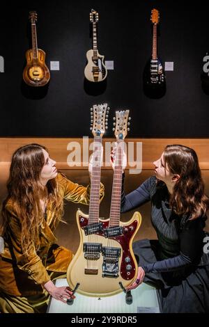 Londres, Royaume-Uni. 11 octobre 2024. Collection Rory Gallagher à Bonhams New Bond Street, Londres. La propriété du musicien et compositeur irlandais sera visible au public à partir du 12-17 octobre et la vente aura lieu le 17 octobre. Crédit : Guy Bell/Alamy Live News Banque D'Images