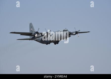 Un avion C-130H Hercules de l'US Air Force affecté à la 139th Airlift Wing Missouri Air National Guard effectue un touch and Go à Sioux City, Io Banque D'Images