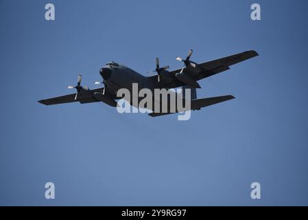 Un avion C-130H Hercules de l'US Air Force affecté à la 139th Airlift Wing Missouri Air National Guard effectue un touch and Go à Sioux City, Io Banque D'Images