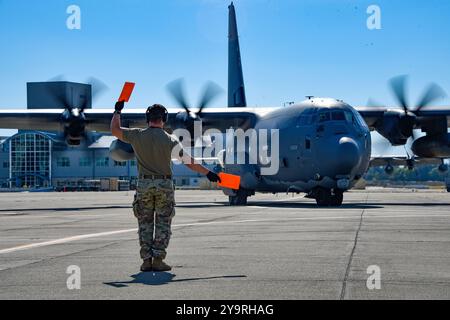 Les aviateurs de l'US Air Force avec la 129th Rescue Wing, la California Air National Guard se mobilise pour une opération de sauvetage sur l'eau à Moffett Air National Gu Banque D'Images