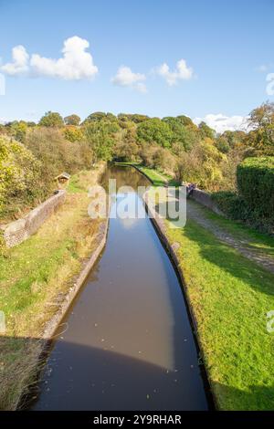 La branche Leek du canal de Caldon passant au-dessus de l'aqueduc Hazelhurst traverse le canal principal de Caldon dans la campagne du Staffordshire Banque D'Images