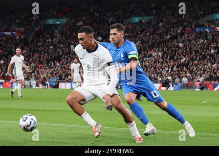 Londres, Royaume-Uni. 10 octobre 2024. L-R Trent Alexander-Arnold (Liverpool) d'Angleterre tient Tasos Bakasetas (Panathinaikos) de Grèce en action lors du match du Groupe 2 de l'UEFA Nations League entre l'Angleterre et la Grèce au stade de Wembley, Londres, le 10 octobre 2024 crédit : action Foto Sport/Alamy Live News Banque D'Images