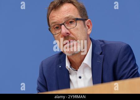 Gutachten Wasser in einer aufgeheizten Welt 2024-10-11 Deutschland, Berlin Bundespressekonferenz : die Bundesministerin für Umwelt, Naturschutz, nukleare Sicherheit und Verbraucherschutz, stellt das Gutachten Wasser in einer aufgeheizten Welt des Wissenschaftlichen Beirats der Bundesregierung globale Umweltveränderungen WBGU vor. IM Bild Professeur Dr-Ing Jörg E. Drewes, Lehrstuhl für Siedlungswasserwirtschaft tu München und Mitglied des WBGU. *** Rapport L'eau dans un monde chauffé 2024 10 11 Allemagne, Berlin Conférence de presse fédérale le Ministre fédéral de l'environnement, de la conservation de la nature, Nuclea Banque D'Images