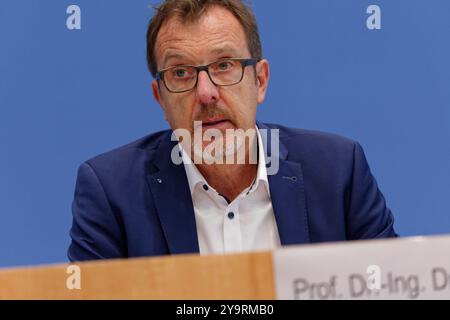 Gutachten Wasser in einer aufgeheizten Welt 2024-10-11 Deutschland, Berlin Bundespressekonferenz : die Bundesministerin für Umwelt, Naturschutz, nukleare Sicherheit und Verbraucherschutz, stellt das Gutachten Wasser in einer aufgeheizten Welt des Wissenschaftlichen Beirats der Bundesregierung globale Umweltveränderungen WBGU vor. IM Bild Professeur Dr-Ing Jörg E. Drewes, Lehrstuhl für Siedlungswasserwirtschaft tu München und Mitglied des WBGU. *** Rapport L'eau dans un monde chauffé 2024 10 11 Allemagne, Berlin Conférence de presse fédérale le Ministre fédéral de l'environnement, de la conservation de la nature, Nuclea Banque D'Images