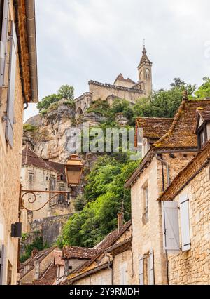 Vue depuis la rue principale au bas du village de Rocamadour, célèbre village à flanc de falaise, Lot, Occitanie, France Banque D'Images