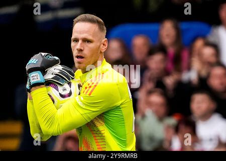 LONDRES, ANGLETERRE - 6 OCTOBRE : le gardien de but de Nottingham Forest Matz sels FC détient le ballon lors du match de premier League entre Chelsea FC et Nottingham Forest FC à Stamford Bridge le 6 octobre 2024 à Londres, Angleterre. (Photo de Rene Nijhuis/MB médias) Banque D'Images