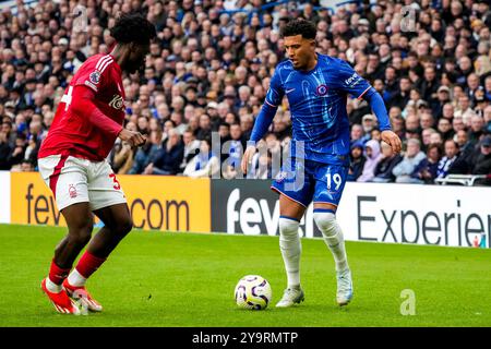 LONDRES, ANGLETERRE - 6 OCTOBRE : Jadon Sancho du Chelsea FC dribble avec le ballon sous la pression d'Ola Aina du Nottingham Forest FC lors du match de premier League entre le Chelsea FC et le Nottingham Forest FC à Stamford Bridge le 6 octobre 2024 à Londres, Angleterre. (Photo de Rene Nijhuis/MB médias) Banque D'Images