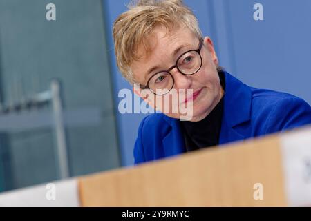 Gutachten Wasser in einer aufgeheizten Welt 2024-10-11 Deutschland, Berlin Bundespressekonferenz : die Bundesministerin für Umwelt, Naturschutz, nukleare Sicherheit und Verbraucherschutz, stellt das Gutachten Wasser in einer aufgeheizten Welt des Wissenschaftlichen Beirats der Bundesregierung globale Umweltveränderungen WBGU vor. IM Bild Professeur Dr Sabine Schlacke, Lehrstuhl für Öffentliches Recht Universität Greifswald und Co-Vorsitzende WBGU. *** Rapport L'eau dans un monde chauffé 2024 10 11 Allemagne, Berlin Conférence de presse fédérale le Ministre fédéral de l'environnement, de la conservation de la nature, NUC Banque D'Images