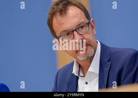 Gutachten Wasser in einer aufgeheizten Welt 2024-10-11 Deutschland, Berlin Bundespressekonferenz : die Bundesministerin für Umwelt, Naturschutz, nukleare Sicherheit und Verbraucherschutz, stellt das Gutachten Wasser in einer aufgeheizten Welt des Wissenschaftlichen Beirats der Bundesregierung globale Umweltveränderungen WBGU vor. IM Bild Professeur Dr-Ing Jörg E. Drewes, Lehrstuhl für Siedlungswasserwirtschaft tu München und Mitglied des WBGU. *** Rapport L'eau dans un monde chauffé 2024 10 11 Allemagne, Berlin Conférence de presse fédérale le Ministre fédéral de l'environnement, de la conservation de la nature, Nuclea Banque D'Images