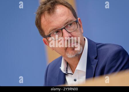 Gutachten Wasser in einer aufgeheizten Welt 2024-10-11 Deutschland, Berlin Bundespressekonferenz : die Bundesministerin für Umwelt, Naturschutz, nukleare Sicherheit und Verbraucherschutz, stellt das Gutachten Wasser in einer aufgeheizten Welt des Wissenschaftlichen Beirats der Bundesregierung globale Umweltveränderungen WBGU vor. IM Bild Professeur Dr-Ing Jörg E. Drewes, Lehrstuhl für Siedlungswasserwirtschaft tu München und Mitglied des WBGU. *** Rapport L'eau dans un monde chauffé 2024 10 11 Allemagne, Berlin Conférence de presse fédérale le Ministre fédéral de l'environnement, de la conservation de la nature, Nuclea Banque D'Images