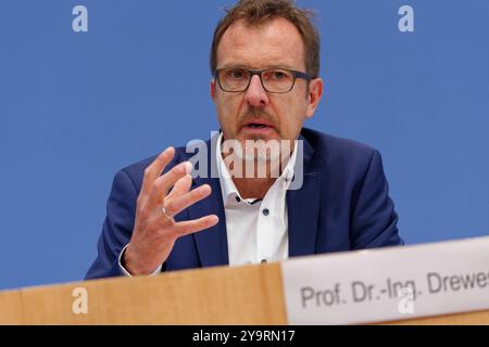 Gutachten Wasser in einer aufgeheizten Welt 2024-10-11 Deutschland, Berlin Bundespressekonferenz : die Bundesministerin für Umwelt, Naturschutz, nukleare Sicherheit und Verbraucherschutz, stellt das Gutachten Wasser in einer aufgeheizten Welt des Wissenschaftlichen Beirats der Bundesregierung globale Umweltveränderungen WBGU vor. IM Bild Professeur Dr-Ing Jörg E. Drewes, Lehrstuhl für Siedlungswasserwirtschaft tu München und Mitglied des WBGU. *** Rapport L'eau dans un monde chauffé 2024 10 11 Allemagne, Berlin Conférence de presse fédérale le Ministre fédéral de l'environnement, de la conservation de la nature, Nuclea Banque D'Images