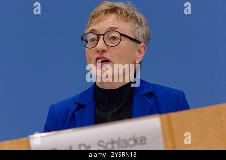 Gutachten Wasser in einer aufgeheizten Welt 2024-10-11 Deutschland, Berlin Bundespressekonferenz : die Bundesministerin für Umwelt, Naturschutz, nukleare Sicherheit und Verbraucherschutz, stellt das Gutachten Wasser in einer aufgeheizten Welt des Wissenschaftlichen Beirats der Bundesregierung globale Umweltveränderungen WBGU vor. IM Bild Professeur Dr Sabine Schlacke, Lehrstuhl für Öffentliches Recht Universität Greifswald und Co-Vorsitzende WBGU. *** Rapport L'eau dans un monde chauffé 2024 10 11 Allemagne, Berlin Conférence de presse fédérale le Ministre fédéral de l'environnement, de la conservation de la nature, NUC Banque D'Images