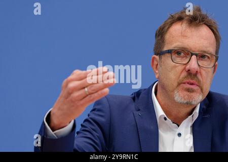 Gutachten Wasser in einer aufgeheizten Welt 2024-10-11 Deutschland, Berlin Bundespressekonferenz : die Bundesministerin für Umwelt, Naturschutz, nukleare Sicherheit und Verbraucherschutz, stellt das Gutachten Wasser in einer aufgeheizten Welt des Wissenschaftlichen Beirats der Bundesregierung globale Umweltveränderungen WBGU vor. IM Bild Professeur Dr-Ing Jörg E. Drewes, Lehrstuhl für Siedlungswasserwirtschaft tu München und Mitglied des WBGU. *** Rapport L'eau dans un monde chauffé 2024 10 11 Allemagne, Berlin Conférence de presse fédérale le Ministre fédéral de l'environnement, de la conservation de la nature, Nuclea Banque D'Images