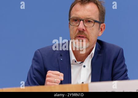 Gutachten Wasser in einer aufgeheizten Welt 2024-10-11 Deutschland, Berlin Bundespressekonferenz : die Bundesministerin für Umwelt, Naturschutz, nukleare Sicherheit und Verbraucherschutz, stellt das Gutachten Wasser in einer aufgeheizten Welt des Wissenschaftlichen Beirats der Bundesregierung globale Umweltveränderungen WBGU vor. IM Bild Professeur Dr-Ing Jörg E. Drewes, Lehrstuhl für Siedlungswasserwirtschaft tu München und Mitglied des WBGU. *** Rapport L'eau dans un monde chauffé 2024 10 11 Allemagne, Berlin Conférence de presse fédérale le Ministre fédéral de l'environnement, de la conservation de la nature, Nuclea Banque D'Images