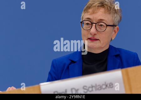 Gutachten Wasser in einer aufgeheizten Welt 2024-10-11 Deutschland, Berlin Bundespressekonferenz : die Bundesministerin für Umwelt, Naturschutz, nukleare Sicherheit und Verbraucherschutz, stellt das Gutachten Wasser in einer aufgeheizten Welt des Wissenschaftlichen Beirats der Bundesregierung globale Umweltveränderungen WBGU vor. IM Bild Professeur Dr Sabine Schlacke, Lehrstuhl für Öffentliches Recht Universität Greifswald und Co-Vorsitzende WBGU. *** Rapport L'eau dans un monde chauffé 2024 10 11 Allemagne, Berlin Conférence de presse fédérale le Ministre fédéral de l'environnement, de la conservation de la nature, NUC Banque D'Images